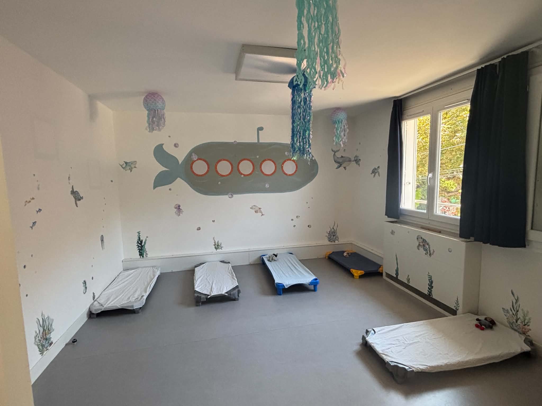 Dortoir décoré sur le thème des fonds marins