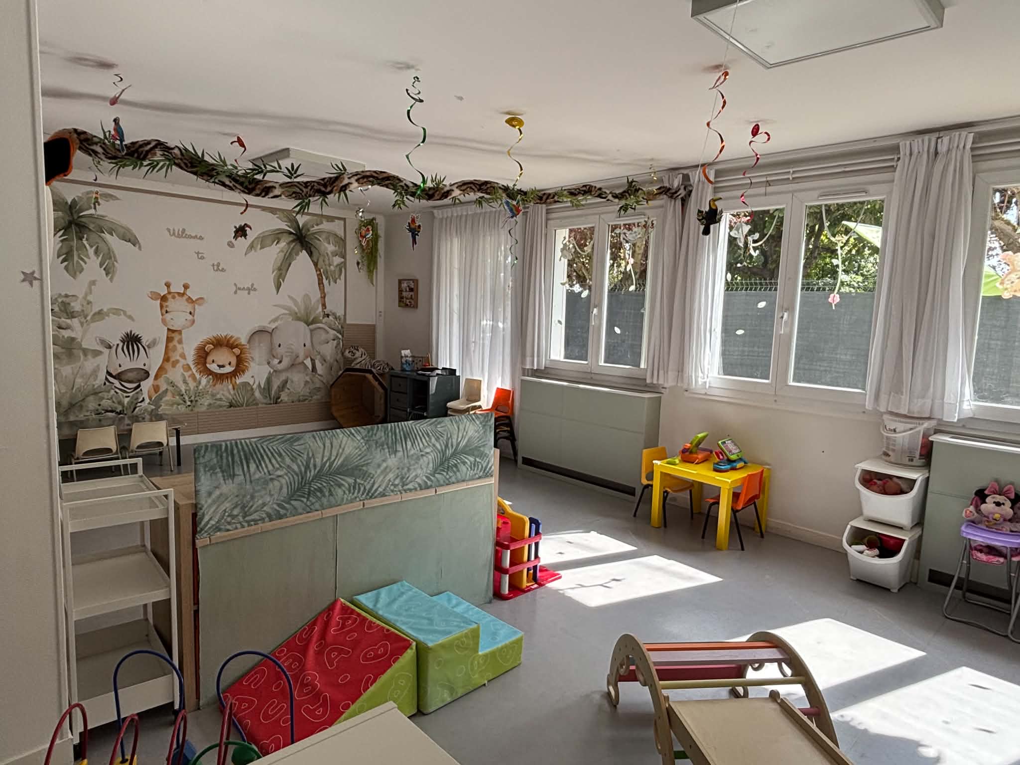 Salle de jeux lumineuse décorée sur le thème de la jungle